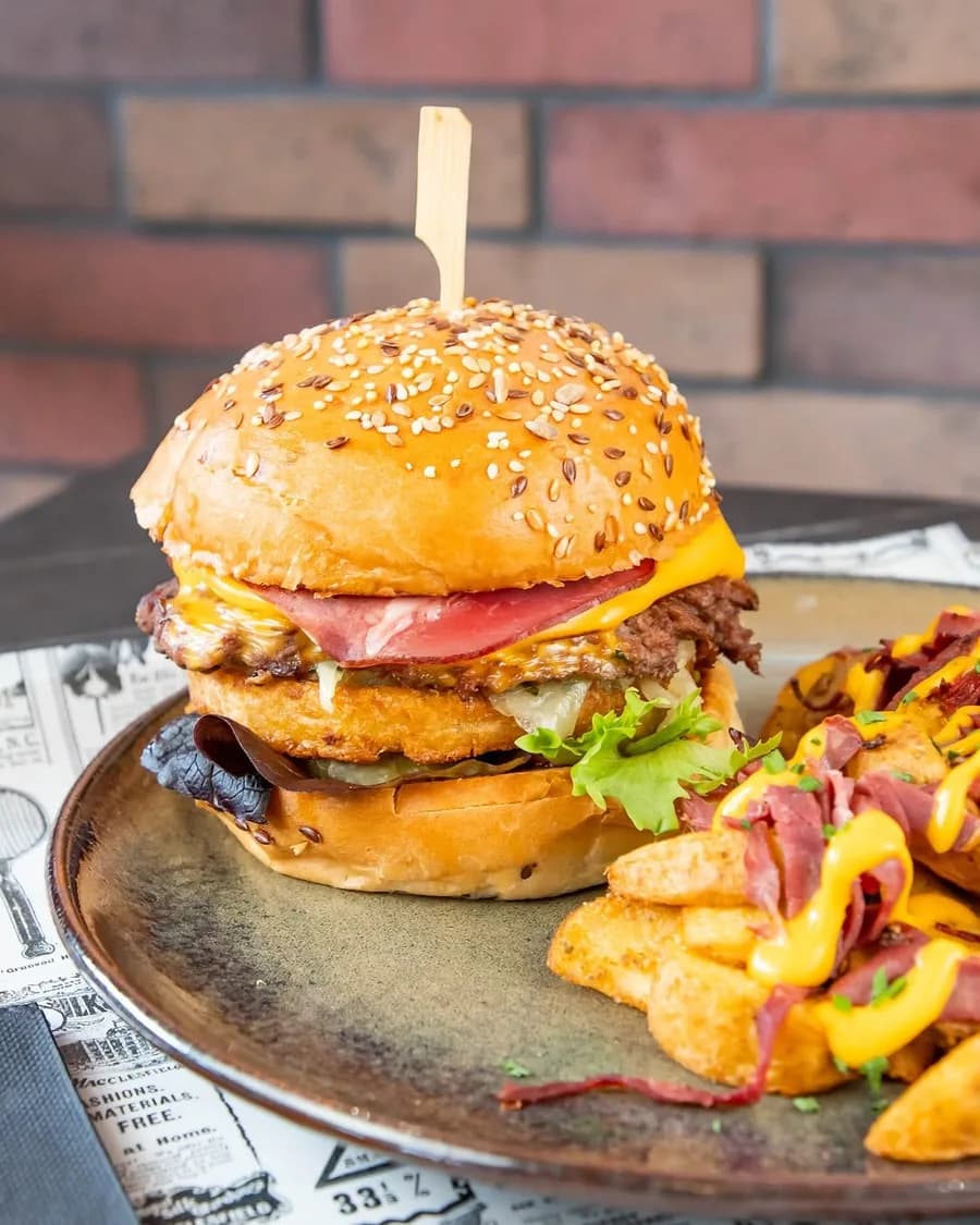 Burger au pastrami et ses potatoes