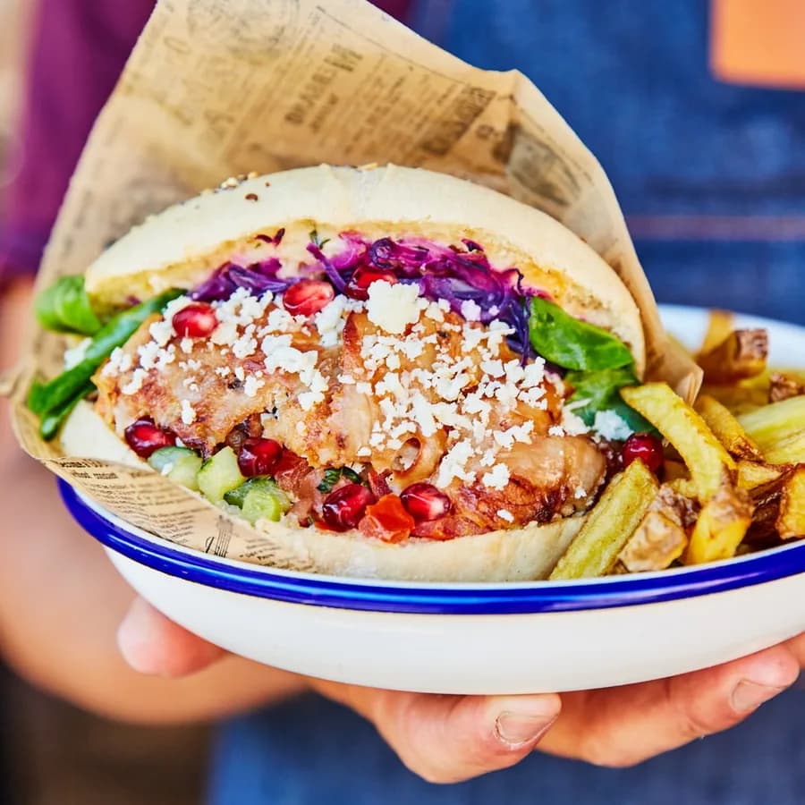 Kebab berlinois à la feta et à la grenade tenu en main