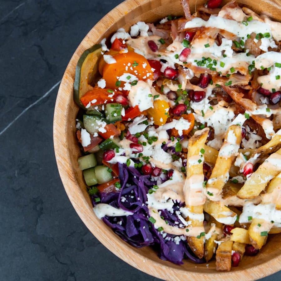 Box berlinoise garnie de légumes, frites et sauces